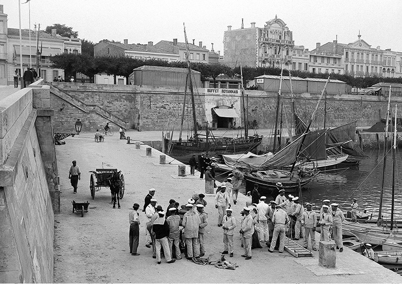 Marins sur le port